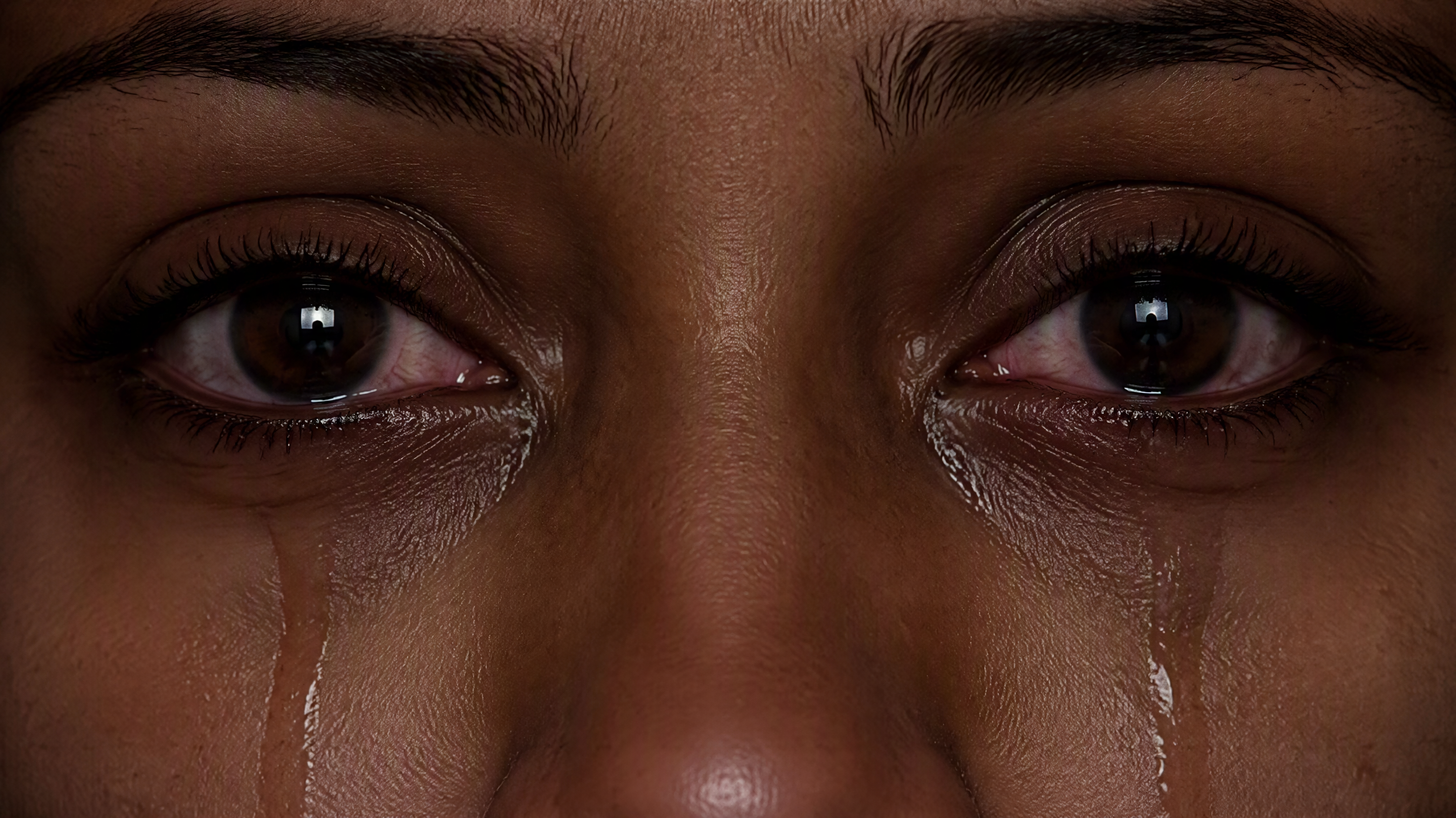 EVOLUTION — gros plan du regard féminin en larmes